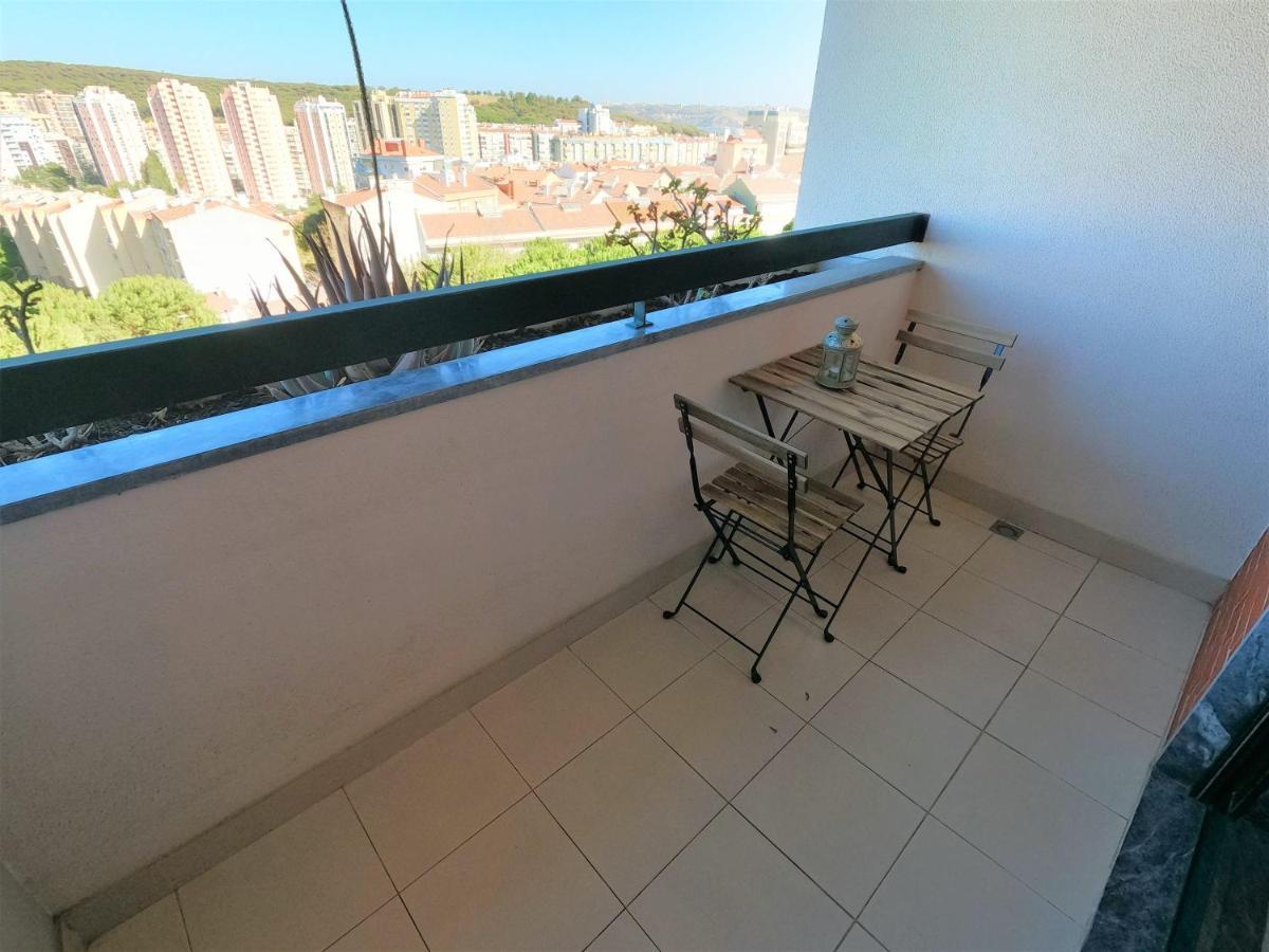 Lisbon 2 Bedroom Apartment With Balcony In ألجيس المظهر الخارجي الصورة