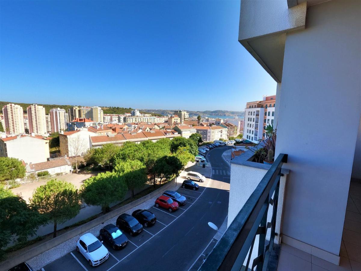 Lisbon 2 Bedroom Apartment With Balcony In ألجيس المظهر الخارجي الصورة