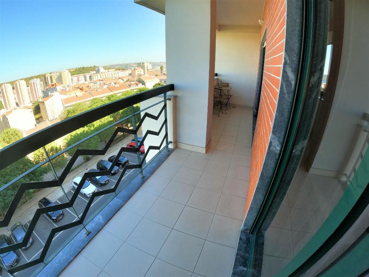 Lisbon 2 Bedroom Apartment With Balcony In ألجيس المظهر الخارجي الصورة